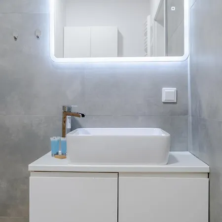 Francuska Comfort By Bookinghost