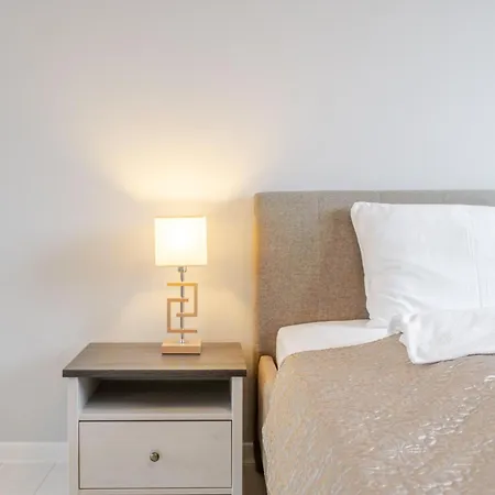 Francuska Comfort By Bookinghost *