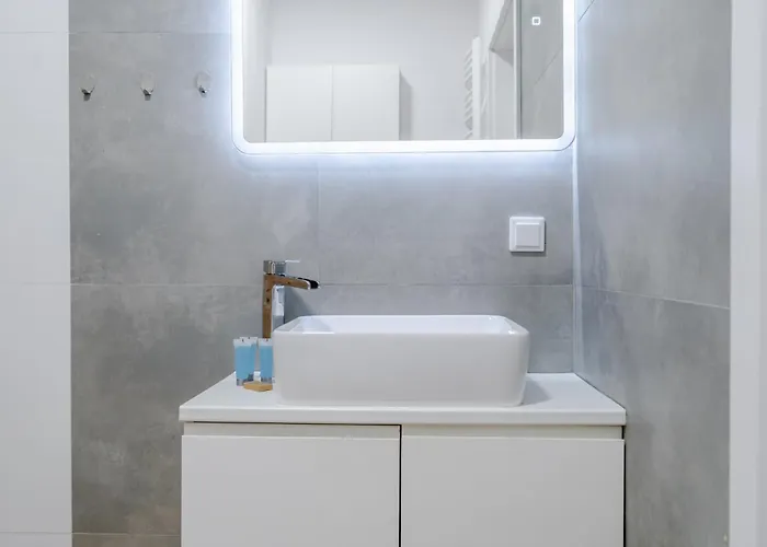 Francuska Comfort By Bookinghost