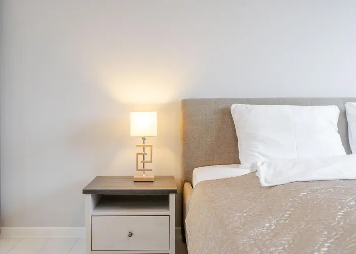 Francuska Comfort By Bookinghost *