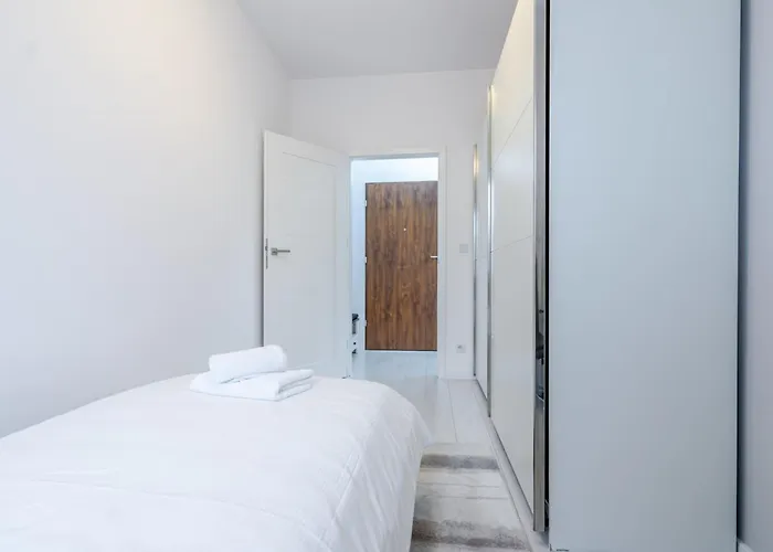 Francuska Comfort By Bookinghost